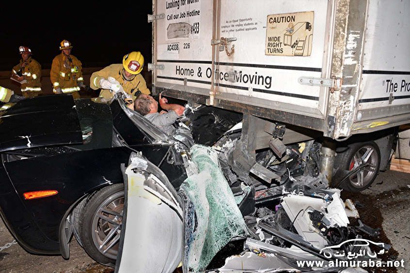 "بالصور" نجاة سائق سيارة كورفيت بأعجوبة من حادث تصادم مروع Corvette Z06 6